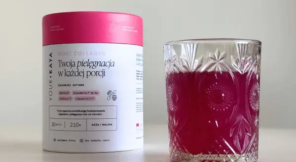 Kolagen rybi na stawy w proszku o smaku róży i maliny, obok szklanki z różowym napojem.