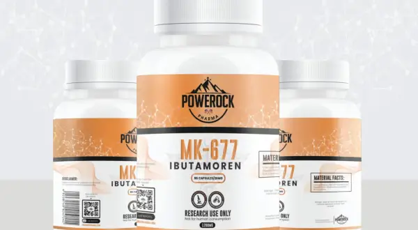 Butelki z suplementem MK-677 (Ibutamoren) od Powerock Pharma. Opinie o tym produkcie są różne, ale etykieta jasno wskazuje na zastosowanie badawcze.