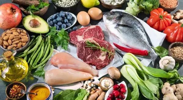 Mięso, ryba, jajka, awokado, jagody, orzechy, warzywa – to składniki diety low carb. Co to jest? To sposób odżywiania z ograniczoną ilością węglowodanów.