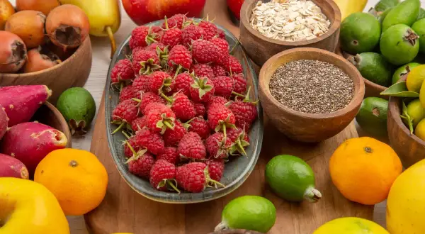 Maliny, jabłka, gruszki, owoce opuncji, cytrusy, feijoa, nasiona chia i płatki owsiane. Tabela: jakie owoce dla cukrzyka?