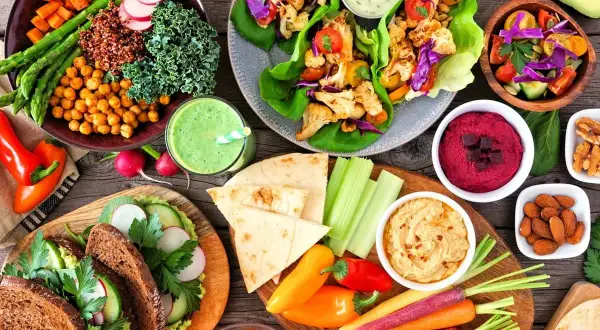 Kolorowe warzywa, hummus, falafele i smoothie – to wszystko idealnie wpisuje się w zdrową dieta wegetariańska.