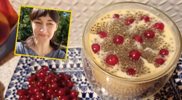 Kobieta uśmiecha się obok deseru z nasionami chia i owocami. Na talerzyku obok leżą czerwone porzeczki.