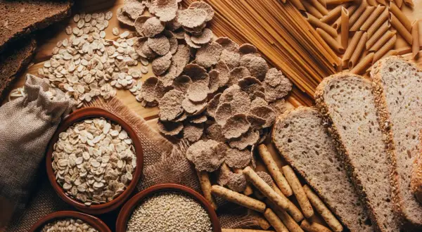 Bogactwo produktów zbożowych: chleb, płatki, makaron, kasza i ryż. Zdrowa spiżarnia pełna naturalnych składników.