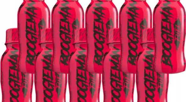 Rzędy czerwonych butelek z napojem energetycznym "Boogieman Fuel", każdy z czarnym, ostrym logo.