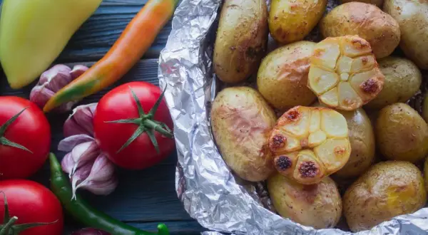 Pieczone ziemniaki z czoskiem, pomidorami i papryką. Czy ziemniaki tuczą? Zależy jak je przygotujesz!