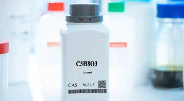 Biała butelka z napisem "Glycerol C3H8O3" i kodem kreskowym. Czy glicerol jest toksyczny? Badania laboratoryjne pomagają odpowiedzieć na to pytanie.