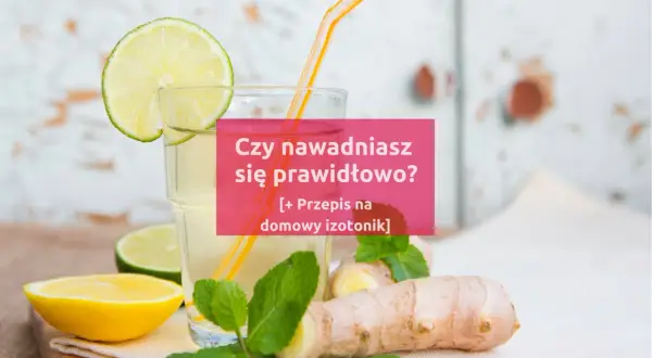 Szklanka z napojem, plasterki cytryny i limonki, mięta i imbir. Czy nawadniasz się prawidłowo? [Przepis na domowy izotonik].