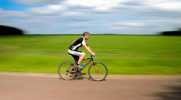 Ile kalorii spalisz na 20 km rowerem? Od 400 do 1000 kcal!