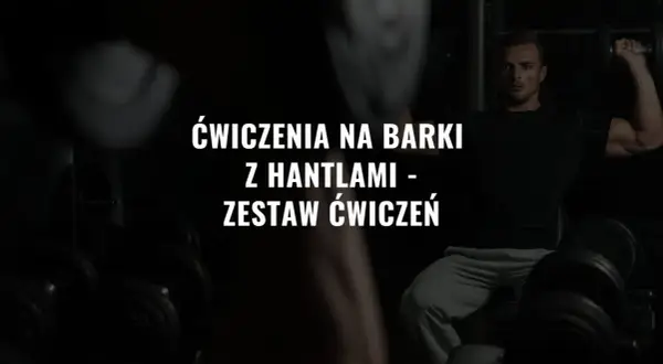 Mężczyzna wykonuje ćwiczenia na barki z hantlami. Efektywny trening w domu.