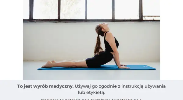 Kobieta wykonuje ćwiczenia rozciągające kręgosłup w pozycji kobry na macie.