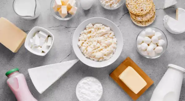 Różnorodne produkty bogate w wapń: mleko, sery, jogurt, masło, jajko i twaróg. Idealne na zdrowy początek dnia.