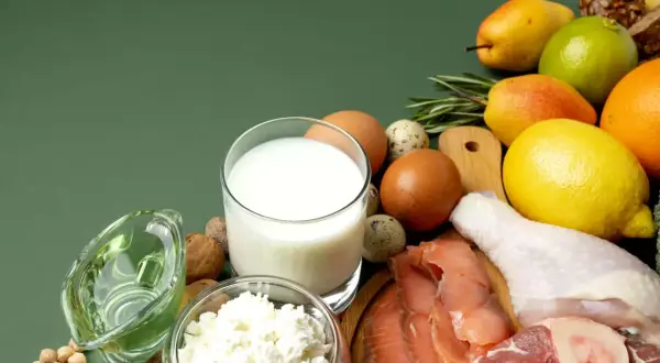 Zdrowe białko i tłuszcze na redukcji: ryba, kurczak, wołowina, jajka, nabiał, orzechy, oliwa. Owoce i warzywa uzupełniają dietę.