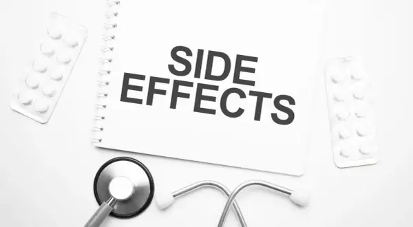 Stetoskop i blistry z tabletkami obok notatnika z napisem "SIDE EFFECTS". Czy suplement NAC ma skutki uboczne?