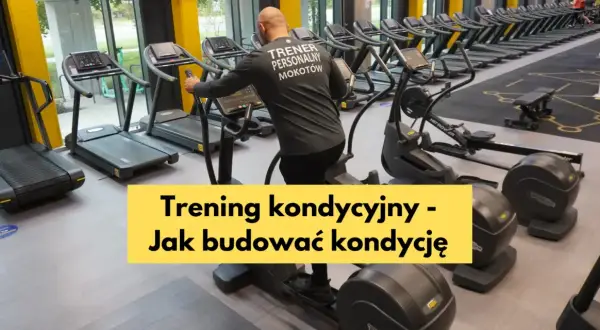 Mężczyzna w koszulce "Trener Personalny Mokotów" ćwiczy na orbitreku. W tle bieżnie i inne maszyny cardio, idealne do treningu kondycyjnego.