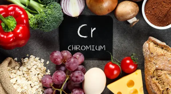 W czym jest chrom? Na talerzu warzywa, owoce, jajka, ser, pieczywo i płatki.