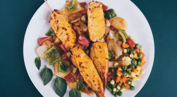 Szukasz inspiracji na dieta dukana faza 1 jadłospis na 5 dni? Oto pyszne szaszłyki z kurczaka z warzywami, idealne na początek!