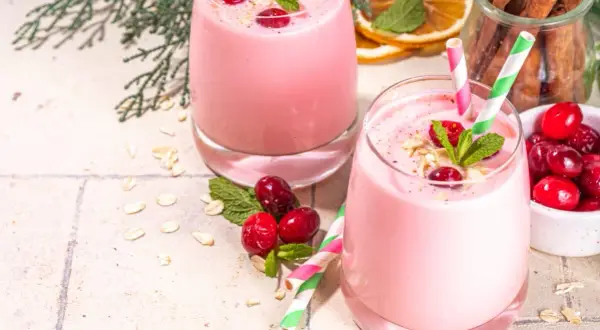 Różowe smoothie z żurawiną i miętą, idealne na zdrowe śniadanie. Inspirujące smoothie przepisy na każdy dzień.