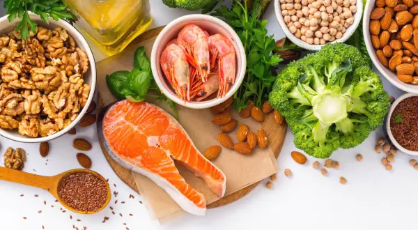 Łosoś, krewetki, orzechy, migdały, siemię lniane, ciecierzyca i brokuły – bogactwo zdrowych tłuszczów nasyconych i nienasyconych.