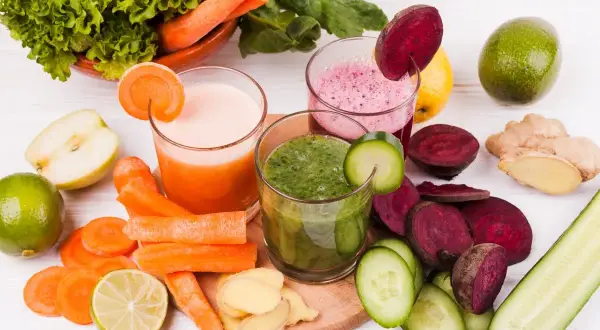 Kolorowe soki warzywne i owocowe, idealne na dietę sokową. Marchew, buraki, ogórek, jabłko, limonka i imbir.