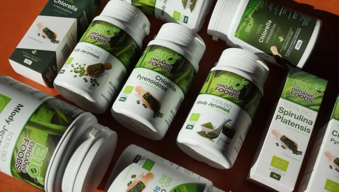 Słoiki i pudełka z suplementami diety: Chlorella, Młody Jęczmień i Spirulina. Dowiedz się, co to spirulina i jej korzyści.