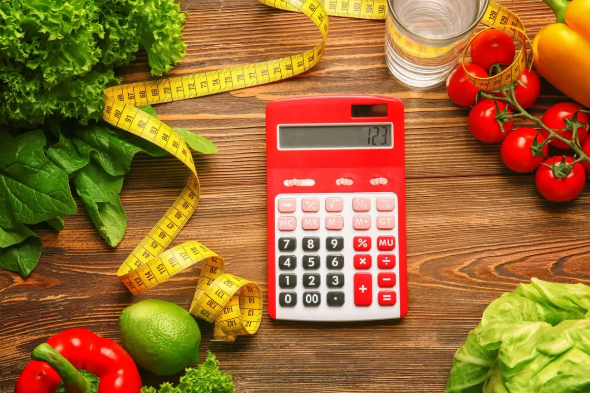 Czerwony kalkulator obok miarki i świeżych warzyw. Zastanawiasz się, ile to kcal? Oblicz swoją dietę!