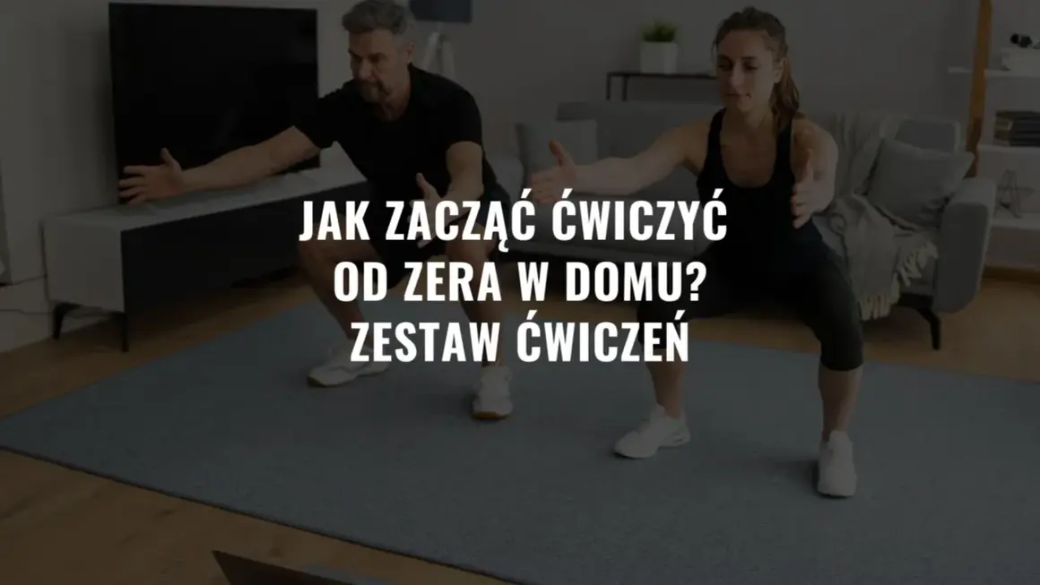 Para ćwiczy w domu, wykonując przysiady. Tekst na ekranie sugeruje plan treningowy dla początkujących.