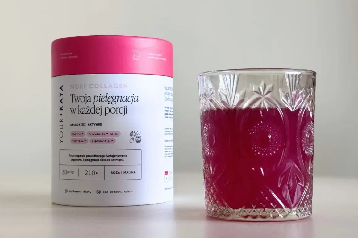 Kolagen rybi na stawy w proszku o smaku róży i maliny, obok szklanki z różowym napojem.