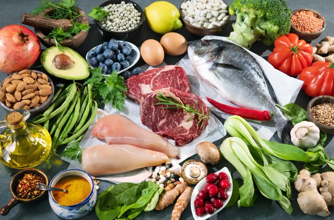 Mięso, ryba, jajka, awokado, jagody, orzechy, warzywa – to składniki diety low carb. Co to jest? To sposób odżywiania z ograniczoną ilością węglowodanów.