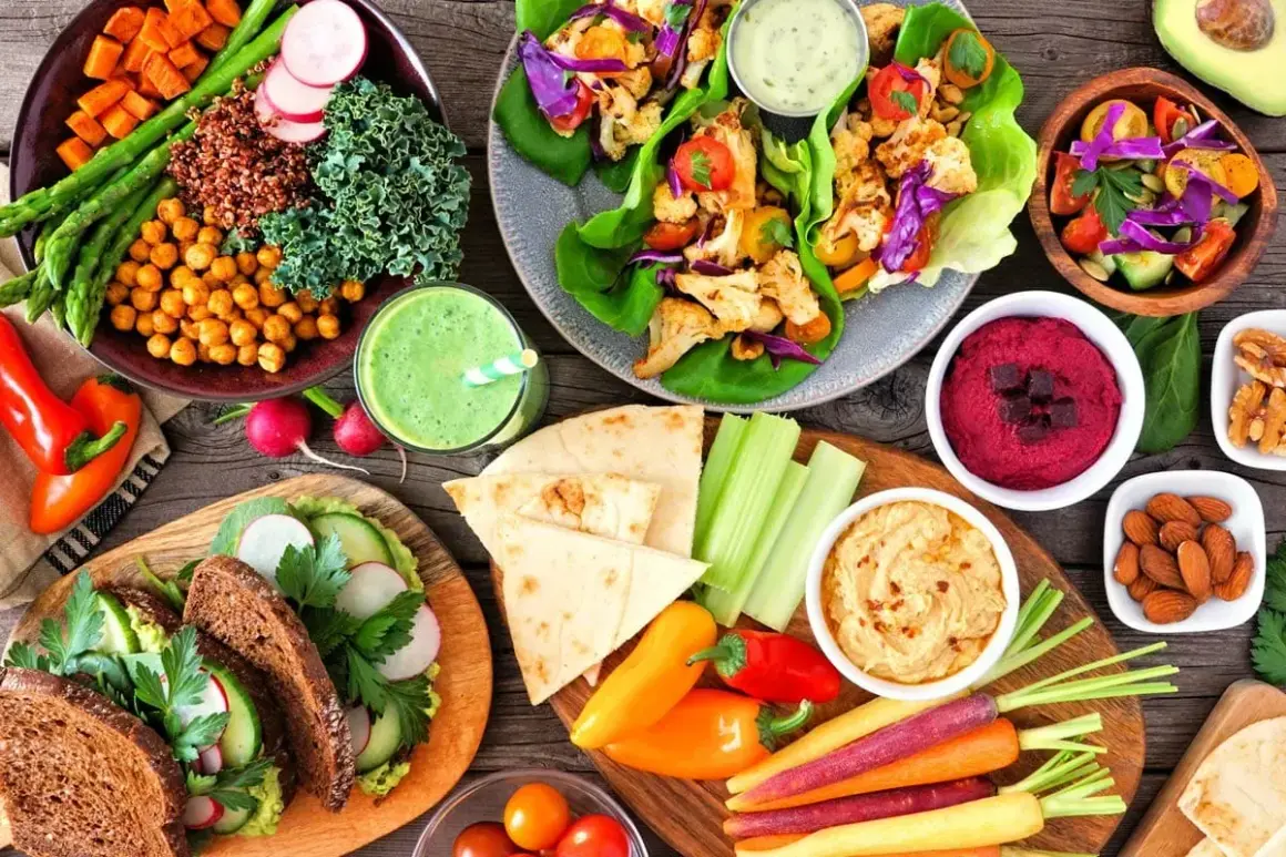 Kolorowe warzywa, hummus, falafele i smoothie – to wszystko idealnie wpisuje się w zdrową dieta wegetariańska.