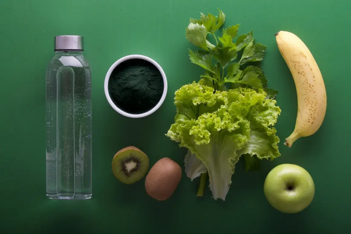 Woda, spirulina, kiwi, banan, jabłko i sałata – składniki, które pomogą Ci dowiedzieć się, jak pozbyć się wody z organizmu.