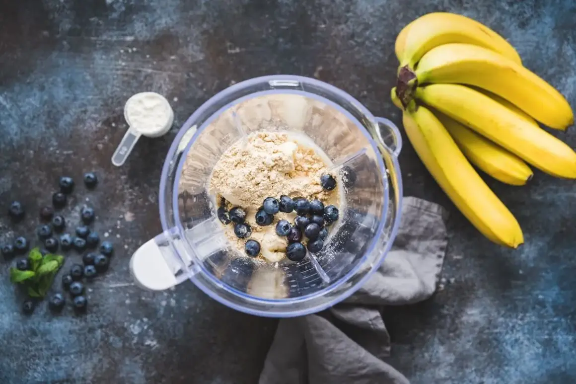 Składniki na pyszny shake proteinowy: banany, borówki, odżywka białkowa w proszku i miętka.