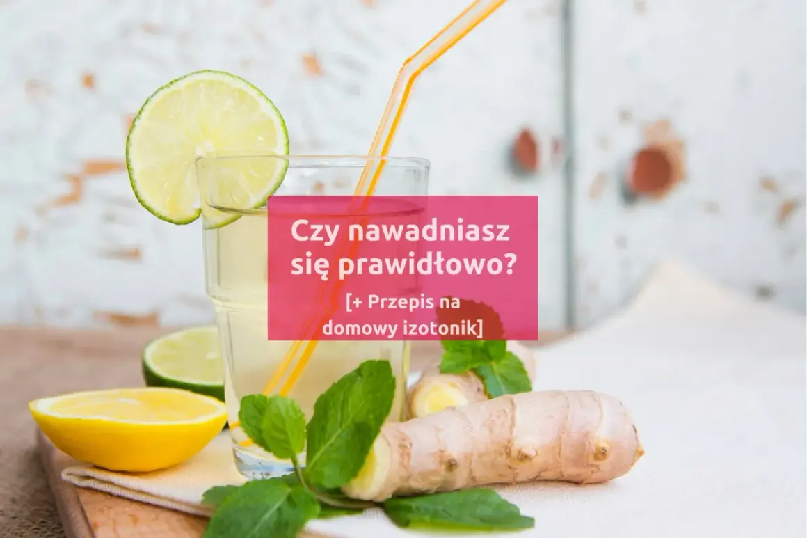 Szklanka z napojem, plasterki cytryny i limonki, mięta i imbir. Czy nawadniasz się prawidłowo? [Przepis na domowy izotonik].