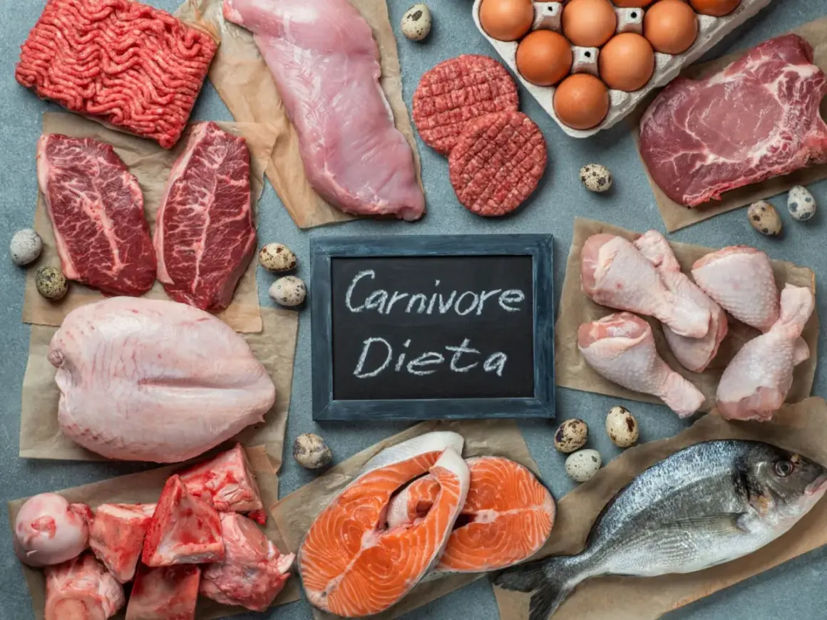 Różnorodne mięsa i ryby, jajka, kości. Tabliczka z napisem "Carnivore Dieta" sugeruje menu dla miłośników mięsa.