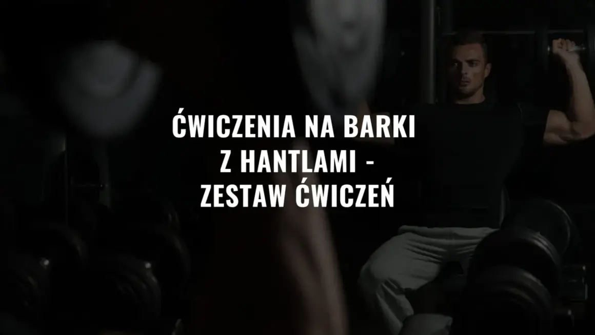 Mężczyzna wykonuje ćwiczenia na barki z hantlami. Efektywny trening w domu.