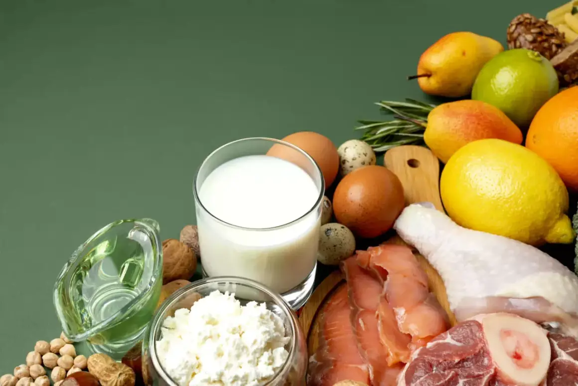 Zdrowe białko i tłuszcze na redukcji: ryba, kurczak, wołowina, jajka, nabiał, orzechy, oliwa. Owoce i warzywa uzupełniają dietę.