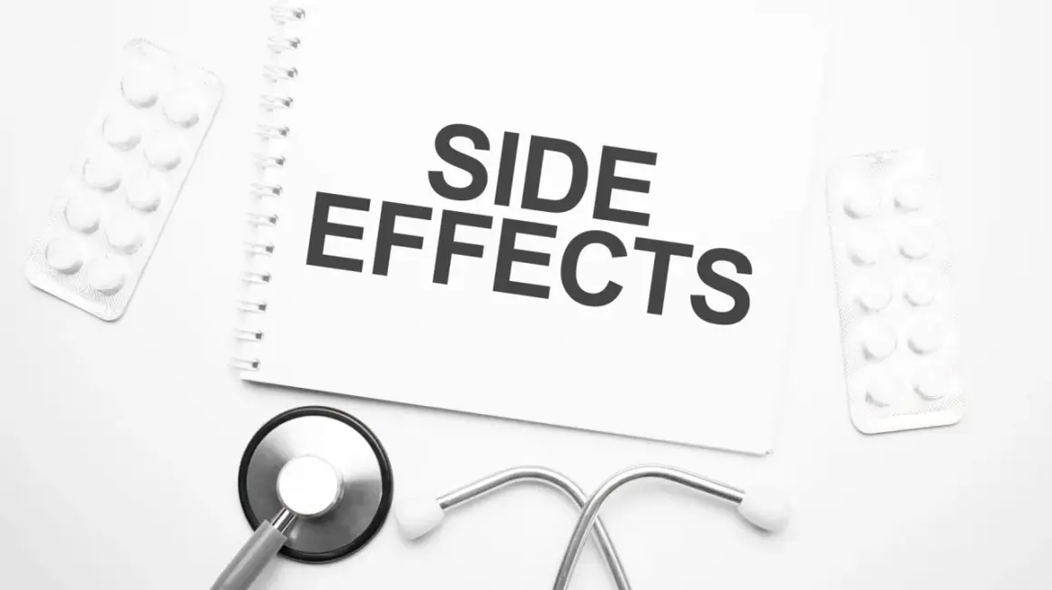 Stetoskop i blistry z tabletkami obok notatnika z napisem "SIDE EFFECTS". Czy suplement NAC ma skutki uboczne?