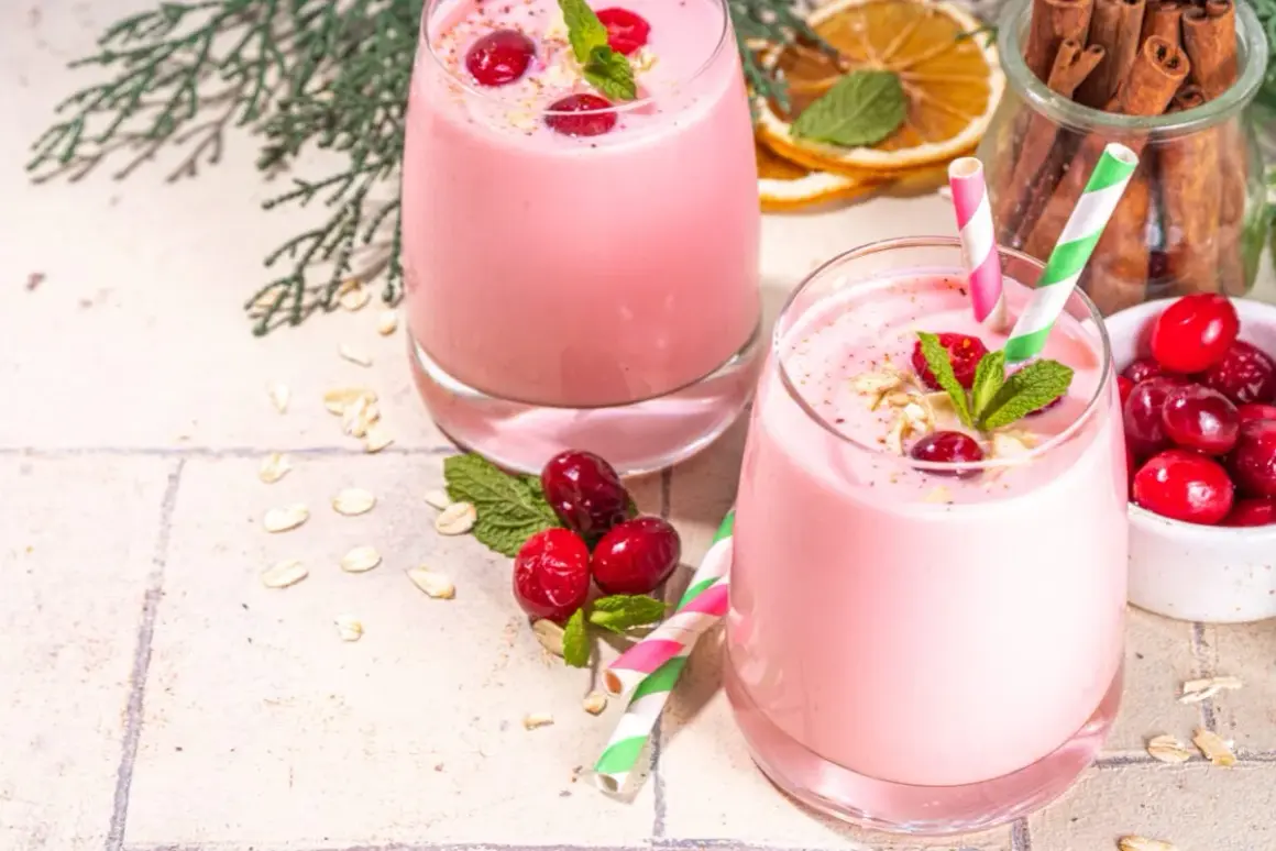Różowe smoothie z żurawiną i miętą, idealne na zdrowe śniadanie. Inspirujące smoothie przepisy na każdy dzień.