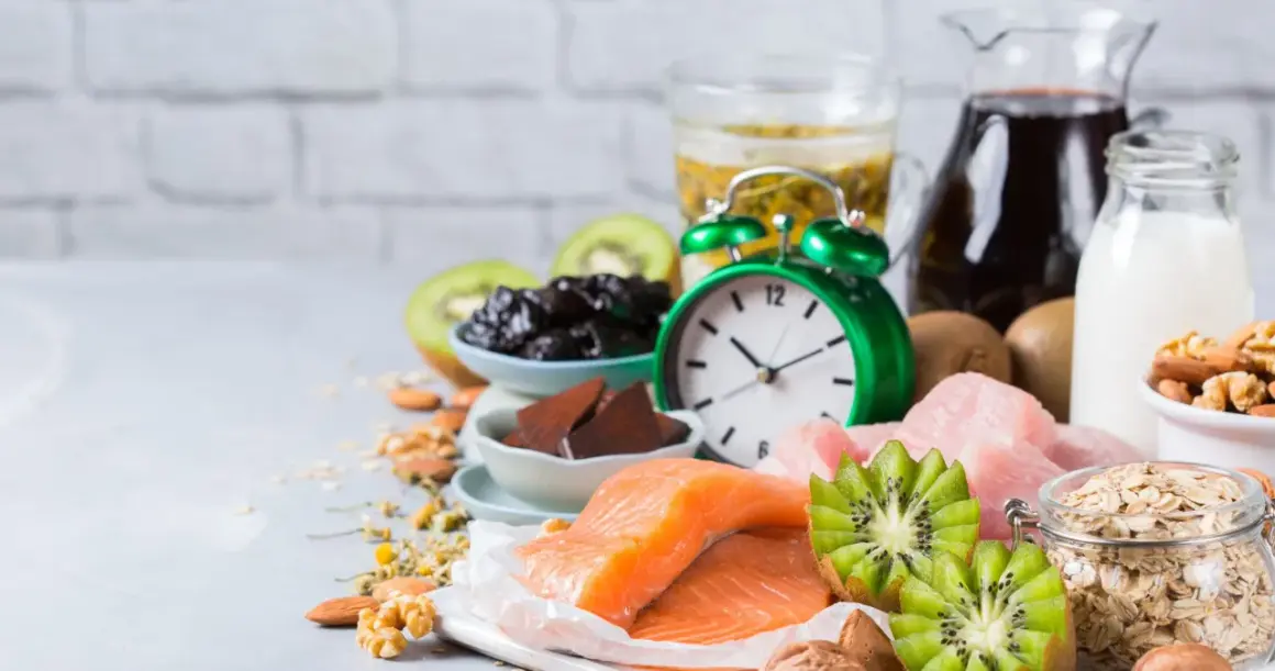 Zegar i produkty bogate w tryptofan: łosoś, kiwi, orzechy, mleko, owies, śliwki. Zastanawiasz się, po jakim czasie działa tryptofan?