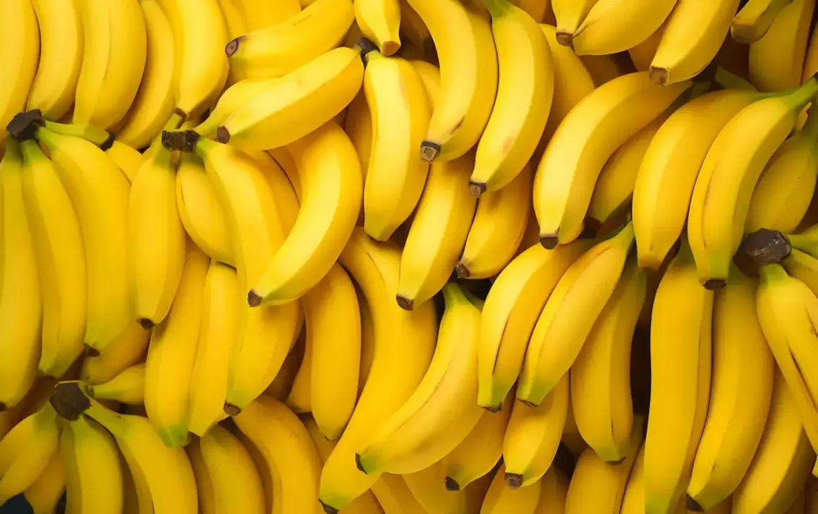 Mnóstwo dojrzałych bananów. Zastanawiasz się, ile węglowodanów ma banan? To świetne źródło energii!