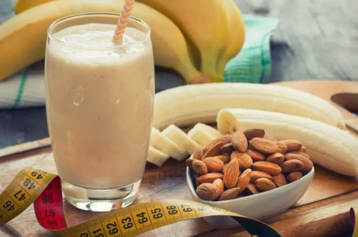 Pyszny shake proteinowy na odchudzanie z bananem i migdałami. Miarka krawiecka sugeruje cel sylwetki.