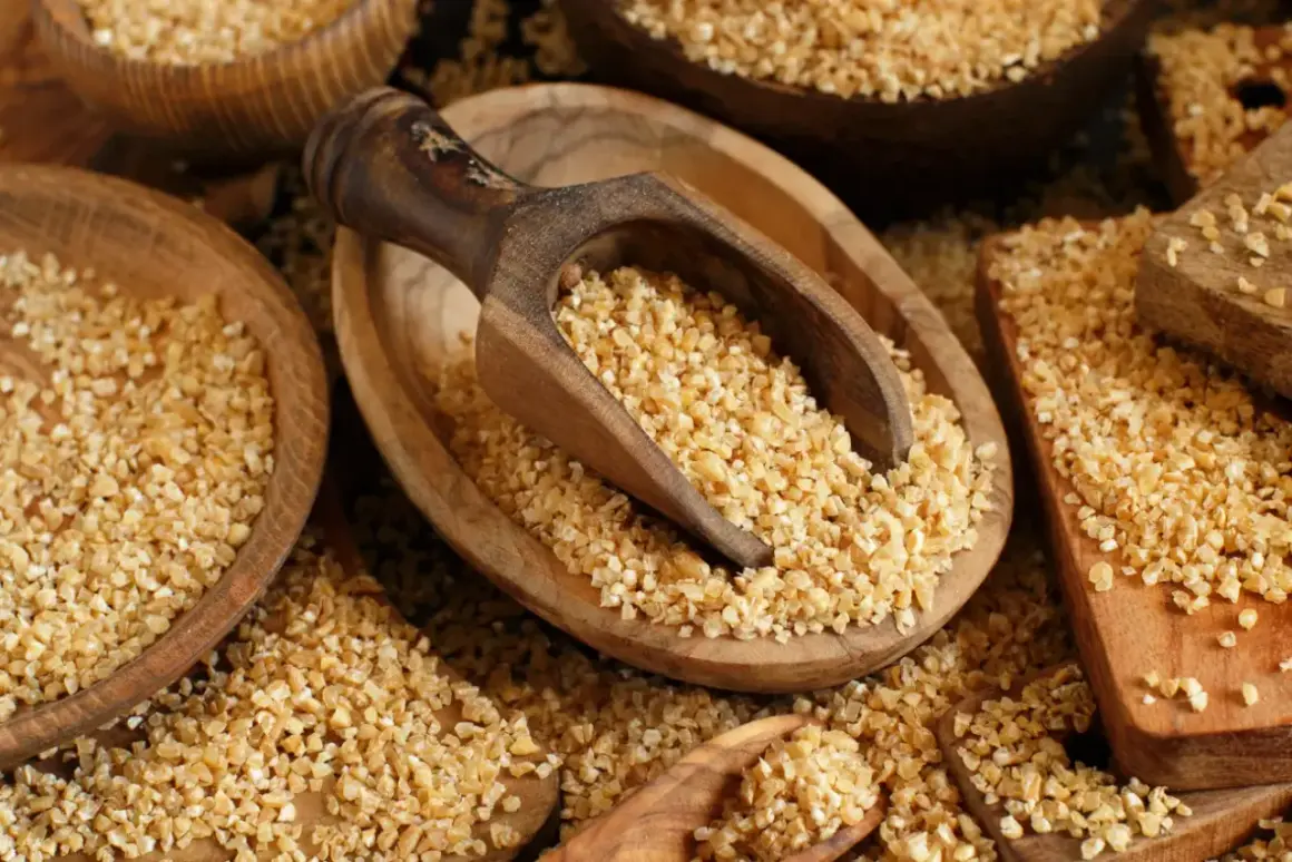 Kasza bulgur w drewnianych naczyniach. Niska kasza bulgur indeks glikemiczny sprawia, że jest zdrowym wyborem.