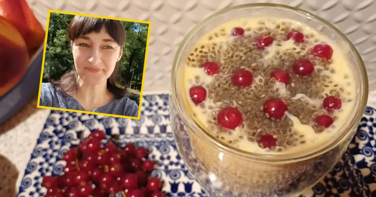 Kobieta uśmiecha się obok deseru z nasionami chia i owocami. Na talerzyku obok leżą czerwone porzeczki.