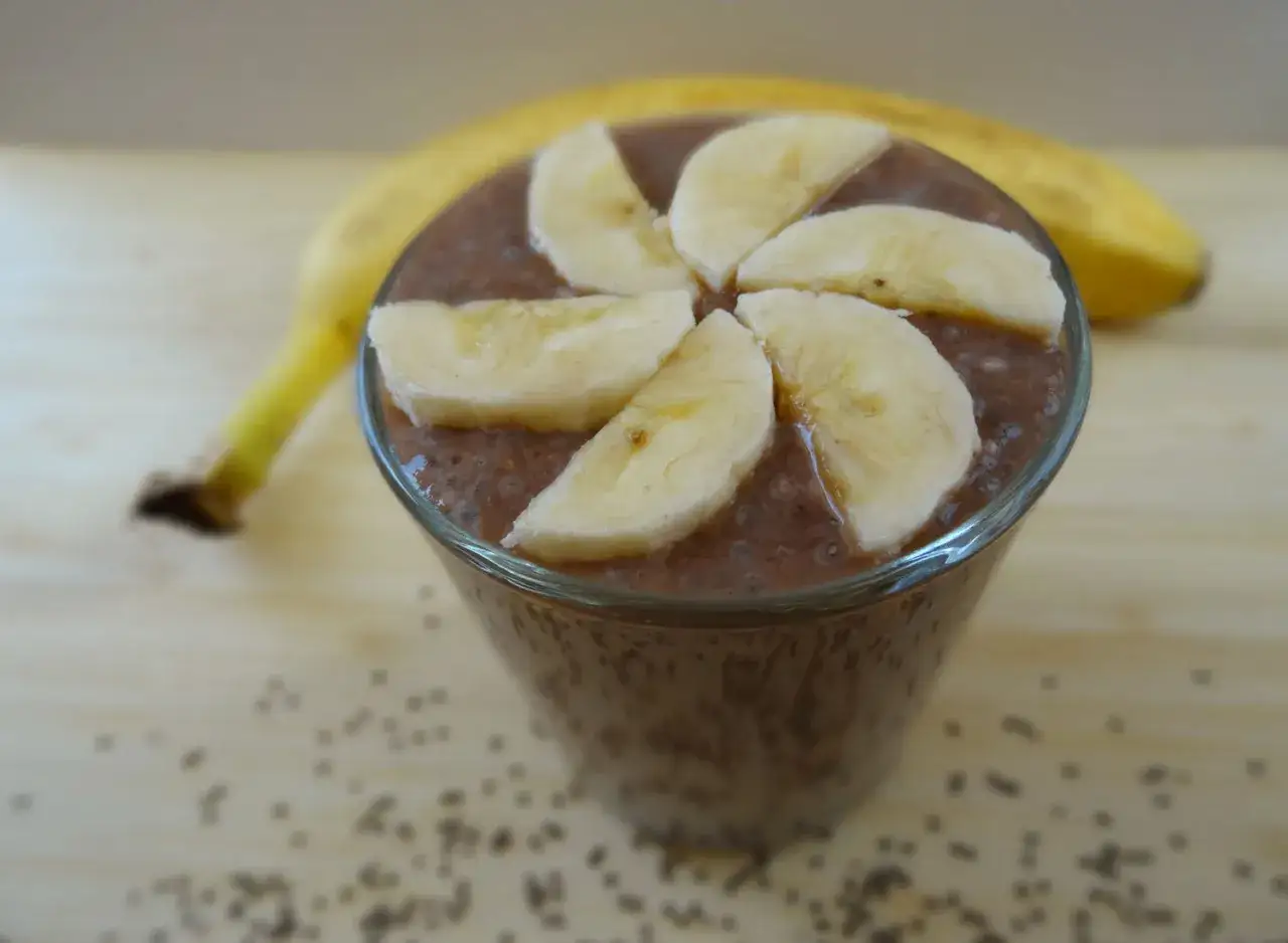 Szybki deser z chia i bananem, udekorowany plasterkami banana. Idealny na zdrowe śniadanie lub przekąskę.
