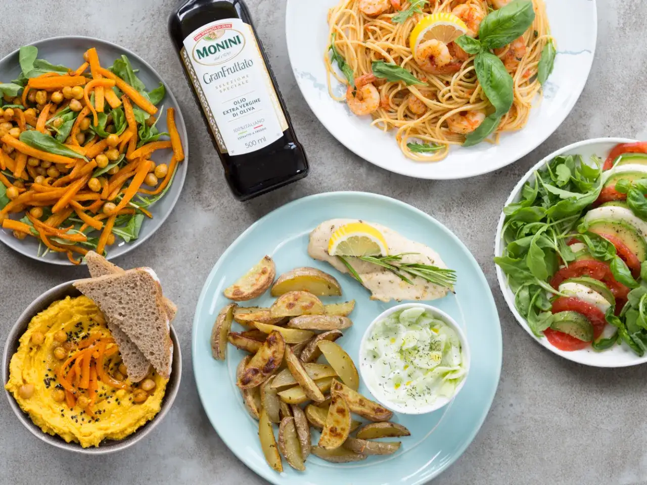 Kolorowe dania, idealne do diety 2000 kcal: makaron z krewetkami, kurczak z ziemniakami, sałatka caprese, hummus i sałatka z marchewką.