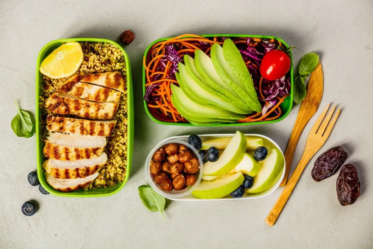 Zdrowe posiłki na wynos: grillowany kurczak z kaszą, sałatka z awokado i warzywami, jabłka z jagodami. Czy dieta keto jest zdrowa?