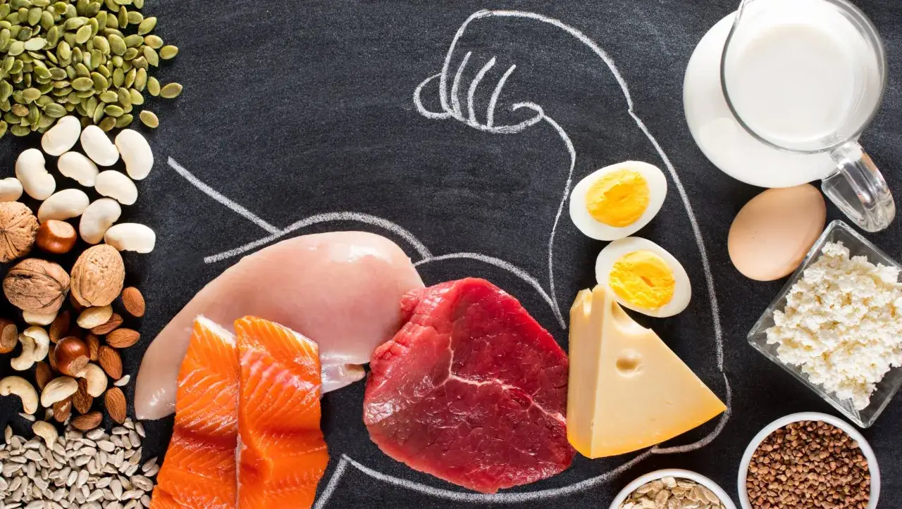 Produkty bogate w białko: kurczak, łosoś, wołowina, jajka, nabiał, orzechy i nasiona. Idealne składniki na dietę na masę mięśniową.