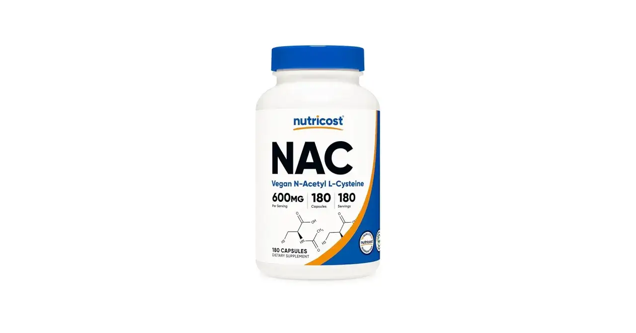 Biała butelka suplementu Nutricost NAC (N-Acetyl L-Cysteine). Informacje o dawce i składnikach. Warto rozważyć potencjalną l-cysteina szkodliwość.