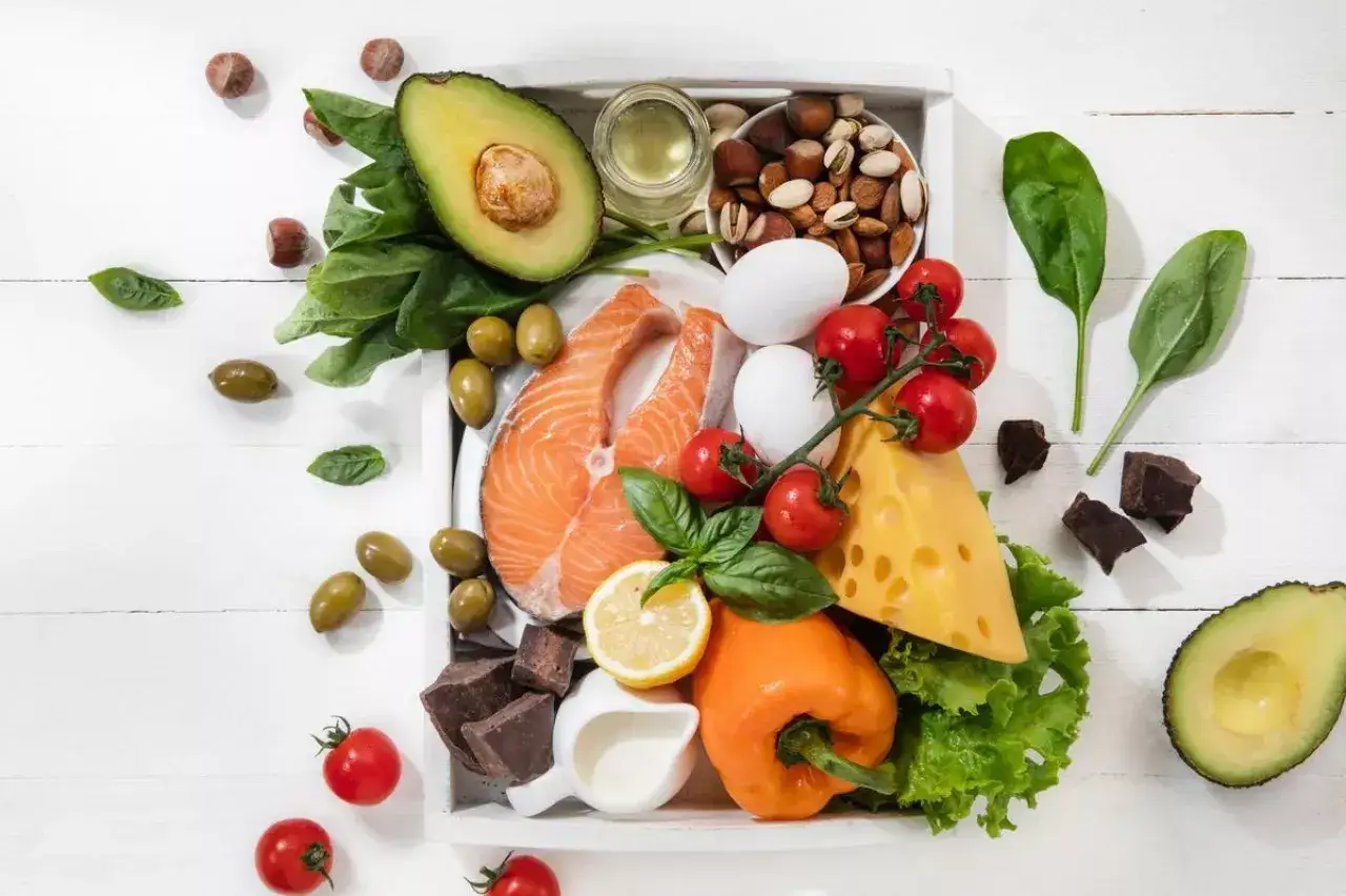 Łosoś, awokado, jajka, ser, orzechy, oliwki i gorzka czekolada – składniki idealne na dietę mięsną.