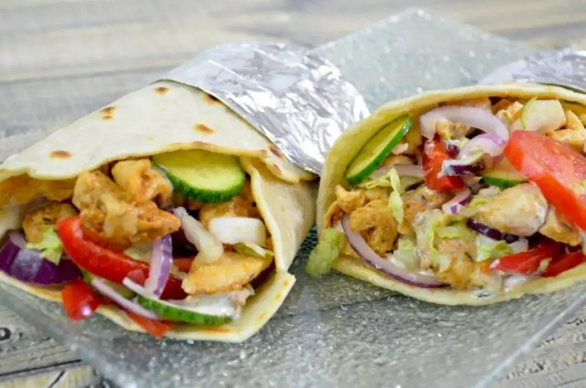 Dwa sycące wrapy z kurczakiem, warzywami i sosem. Idealny fit tortilla na szybki posiłek.