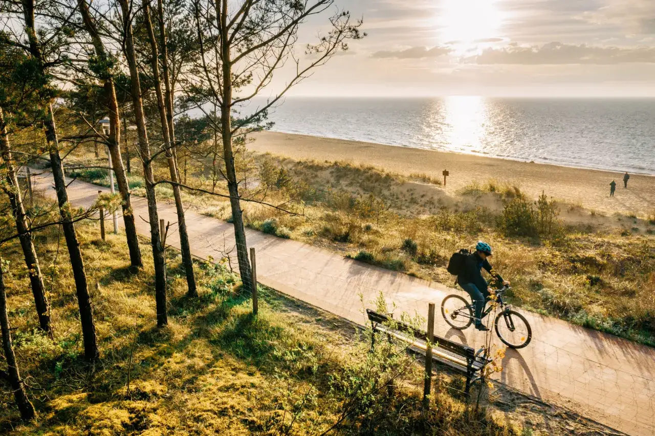 Rowerzysta na ścieżce rowerowej Velo Baltica przy plaży